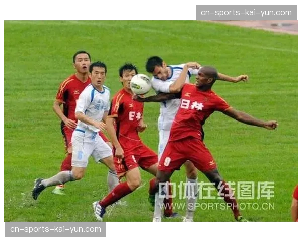 比赛花絮：暴雨导致伊蒂哈德球场部分看台漏水，比赛未中断